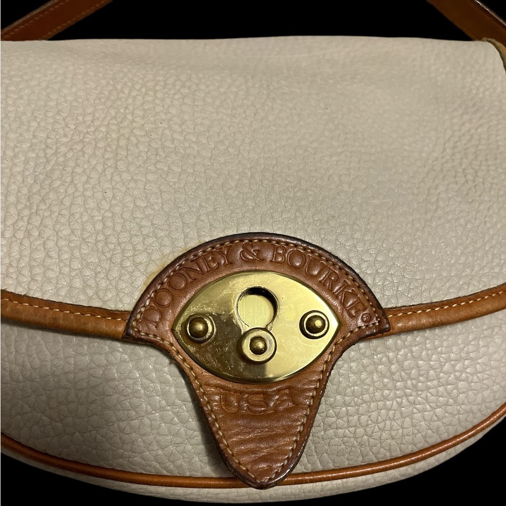 Elegant Cream and Tan Leather Shoulder Bag - Picture 2 of 9